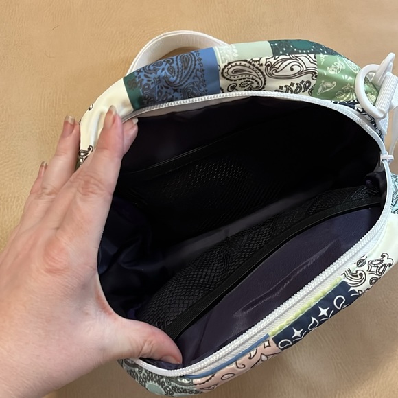 Urban Outfitters Cross body bag - Picture 2 of 2